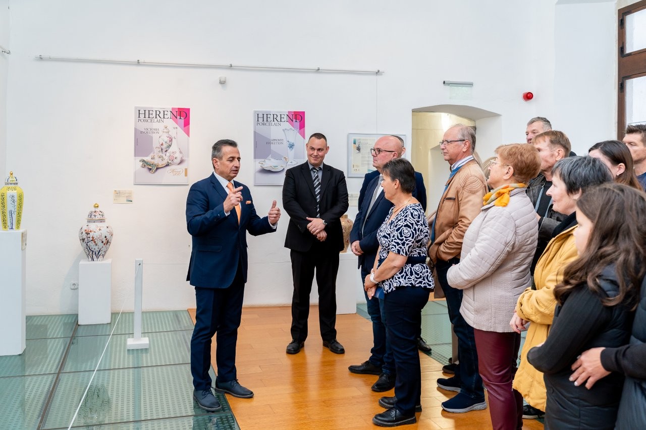 Ancient Walls – Herend Gold